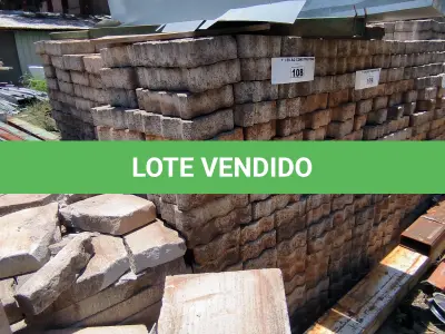 LOTE 108 - 01 LOTE COM APROXIMADAMENTE 500 BLOQUETES EM CONCRETO (NO ESTADO, NÃO SABEMOS SE FUNCIONA. LEILÃO NÃO TEM GARANTIA E NEM DEVOLUÇÃO).