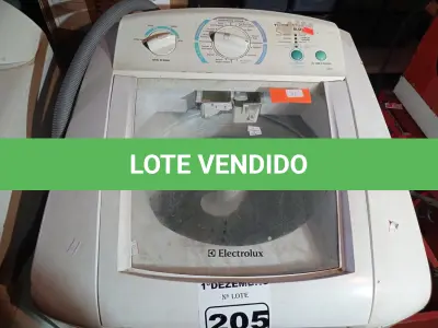 LOTE 205 - 01 MÁQUINA DE LAVAR MARCA ELECTROLUX 9KG 220V. (NO ESTADO) ATENÇÃO! FAZER A VISITAÇÃO ANTES DE ARREMATAR, NÃO SABEMOS SE FUNCIONA. LEILÃO NÃO TEM GARANTIA E NEM DEVOLUÇÃO, SUJEITO A POSSÍVEIS AVARIAS VISÍVEIS/OCULTAS E/OU AUSÊNCIA DE COMPONENTES.