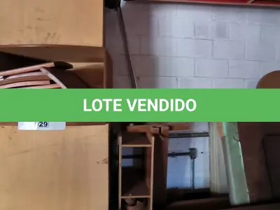 LOTE 029 - 01 LOTE COM BANCADA EM MADEIRA, BAÚS , MESAS E ARMÁRIOS EM MADEIRA (NO ESTADO, NÃO SABEMOS SE FUNCIONA. LEILÃO NÃO TEM GARANTIA E NEM DEVOLUÇÃO).