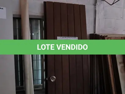 LOTE 115 - 03 PORTAS EM MADEIRA MACIÇA (NO ESTADO, NÃO SABEMOS SE FUNCIONA. LEILÃO NÃO TEM GARANTIA E NEM DEVOLUÇÃO).