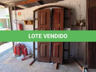 LOTE 025 - 01 PORTA COM PORTAL EM MADEIRA (NO ESTADO, NÃO SABEMOS SE FUNCIONA. LEILÃO NÃO TEM GARANTIA E NEM DEVOLUÇÃO).