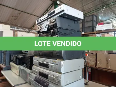 LOTE 261 - 05 VIDEOCASSETES E 04 APARELHOS DE DVD MARCAS E MODELOS DIVERSOS. (NO ESTADO) ATENÇÃO! FAZER A VISITAÇÃO ANTES DE ARREMATAR, NÃO SABEMOS SE FUNCIONA. LEILÃO NÃO TEM GARANTIA E NEM DEVOLUÇÃO, SUJEITO A POSSÍVEIS AVARIAS VISÍVEIS/OCULTAS E/OU AUSÊNCIA DE COMPONENTES.