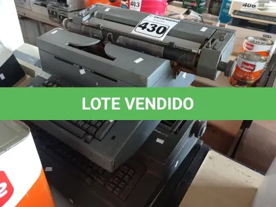 LOTE 430 - 02 MAQUINAS DE ESCREVER. (NO ESTADO) ATENÇÃO! FAZER A VISITAÇÃO ANTES DE ARREMATAR, NÃO SABEMOS SE FUNCIONA. LEILÃO NÃO TEM GARANTIA E NEM DEVOLUÇÃO, SUJEITO A POSSÍVEIS AVARIAS VISÍVEIS/OCULTAS E/OU AUSÊNCIA DE COMPONENTES.