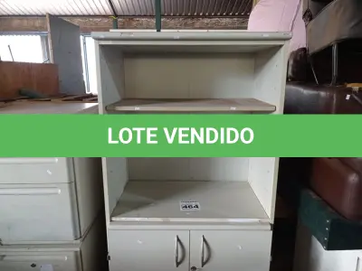 LOTE 464 - 01 ARMÁRIO EM MADEIRA COM 02 PORTAS E 02 PRATELEIRAS. (NO ESTADO) ATENÇÃO! FAZER A VISITAÇÃO ANTES DE ARREMATAR, NÃO SABEMOS SE FUNCIONA. LEILÃO NÃO TEM GARANTIA E NEM DEVOLUÇÃO, SUJEITO A POSSÍVEIS AVARIAS VISÍVEIS/OCULTAS E/OU AUSÊNCIA DE COMPONENTES.