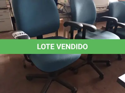 LOTE 490 - 02 CADEIRAS DE ESCRITÓRIO COM BASE GIRATÓRIA. (NO ESTADO) ATENÇÃO! FAZER A VISITAÇÃO ANTES DE ARREMATAR, NÃO SABEMOS SE FUNCIONA. LEILÃO NÃO TEM GARANTIA E NEM DEVOLUÇÃO, SUJEITO A POSSÍVEIS AVARIAS VISÍVEIS/OCULTAS E/OU AUSÊNCIA DE COMPONENTES.