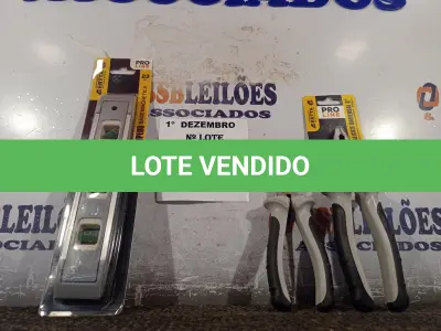 LOTE 050 - 01 NÍVEL DE MÃO, 01 ALICATE UNIVERSAL E 01 ALICATE DE CORTE. (NO ESTADO) ATENÇÃO! FAZER A VISITAÇÃO ANTES DE ARREMATAR, NÃO SABEMOS SE FUNCIONA. LEILÃO NÃO TEM GARANTIA E NEM DEVOLUÇÃO, SUJEITO A POSSÍVEIS AVARIAS VISÍVEIS/OCULTAS E/OU AUSÊNCIA DE COMPONENTES.