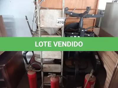 LOTE 470 - 01 PAINEL EM MADEIRA, 01 ESCADA, 03 EXTINTORES E VÁRIAS CADEIRAS MARCAS E MODELOS DIVERSOS. (NO ESTADO) ATENÇÃO! FAZER A VISITAÇÃO ANTES DE ARREMATAR, NÃO SABEMOS SE FUNCIONA. LEILÃO NÃO TEM GARANTIA E NEM DEVOLUÇÃO, SUJEITO A POSSÍVEIS AVARIAS VISÍVEIS/OCULTAS E/OU AUSÊNCIA DE COMPONENTES.