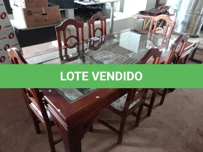 LOTE 482 - 01 MESA DE JANTAR COM TAMPO DE VIDRO E 06 CADEIRAS. (NO ESTADO) ATENÇÃO! FAZER A VISITAÇÃO ANTES DE ARREMATAR, NÃO SABEMOS SE FUNCIONA. LEILÃO NÃO TEM GARANTIA E NEM DEVOLUÇÃO, SUJEITO A POSSÍVEIS AVARIAS VISÍVEIS/OCULTAS E/OU AUSÊNCIA DE COMPONENTES.