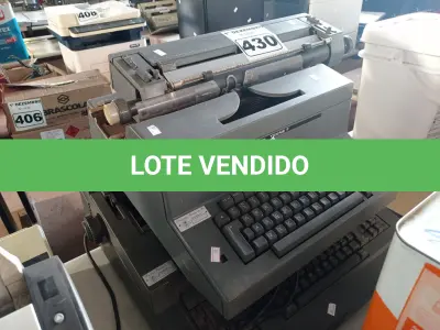 LOTE 430 - 02 MAQUINAS DE ESCREVER. (NO ESTADO) ATENÇÃO! FAZER A VISITAÇÃO ANTES DE ARREMATAR, NÃO SABEMOS SE FUNCIONA. LEILÃO NÃO TEM GARANTIA E NEM DEVOLUÇÃO, SUJEITO A POSSÍVEIS AVARIAS VISÍVEIS/OCULTAS E/OU AUSÊNCIA DE COMPONENTES.