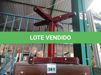 LOTE 381 - 01 MESA REDONDA E 01 ARMÁRIO EM MADEIRA. (NO ESTADO) ATENÇÃO! FAZER A VISITAÇÃO ANTES DE ARREMATAR, NÃO SABEMOS SE FUNCIONA. LEILÃO NÃO TEM GARANTIA E NEM DEVOLUÇÃO, SUJEITO A POSSÍVEIS AVARIAS VISÍVEIS/OCULTAS E/OU AUSÊNCIA DE COMPONENTES.