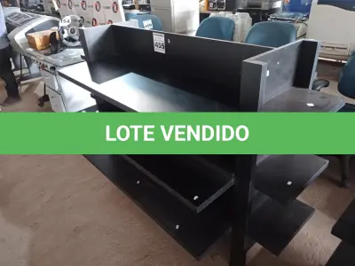 LOTE 455 - 01 GONDOLA EXPOSITORA EM MADEIRA. (NO ESTADO) ATENÇÃO! FAZER A VISITAÇÃO ANTES DE ARREMATAR, NÃO SABEMOS SE FUNCIONA. LEILÃO NÃO TEM GARANTIA E NEM DEVOLUÇÃO, SUJEITO A POSSÍVEIS AVARIAS VISÍVEIS/OCULTAS E/OU AUSÊNCIA DE COMPONENTES.