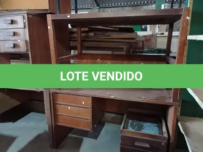 LOTE 460 - 05 MESAS E 01 ARMÁRIO BAIXO EM MADEIRA. (NO ESTADO) ATENÇÃO! FAZER A VISITAÇÃO ANTES DE ARREMATAR, NÃO SABEMOS SE FUNCIONA. LEILÃO NÃO TEM GARANTIA E NEM DEVOLUÇÃO, SUJEITO A POSSÍVEIS AVARIAS VISÍVEIS/OCULTAS E/OU AUSÊNCIA DE COMPONENTES.