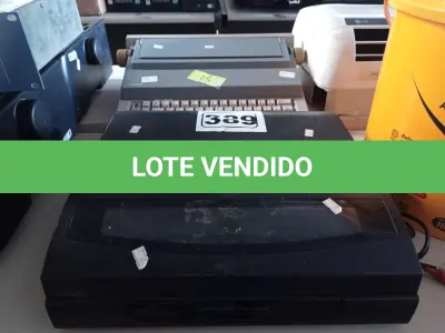 LOTE 389 - 01 MÁQUINA DE ESCREVER OLIVETTI PERSONAL 55 E 01 TOCA DISCOS AVANTI. (NO ESTADO) ATENÇÃO! FAZER A VISITAÇÃO ANTES DE ARREMATAR, NÃO SABEMOS SE FUNCIONA. LEILÃO NÃO TEM GARANTIA E NEM DEVOLUÇÃO, SUJEITO A POSSÍVEIS AVARIAS VISÍVEIS/OCULTAS E/OU AUSÊNCIA DE COMPONENTES.