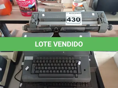 LOTE 430 - 02 MAQUINAS DE ESCREVER. (NO ESTADO) ATENÇÃO! FAZER A VISITAÇÃO ANTES DE ARREMATAR, NÃO SABEMOS SE FUNCIONA. LEILÃO NÃO TEM GARANTIA E NEM DEVOLUÇÃO, SUJEITO A POSSÍVEIS AVARIAS VISÍVEIS/OCULTAS E/OU AUSÊNCIA DE COMPONENTES.