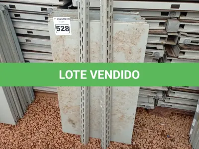 LOTE 528 - 01 ESTANTE DE AÇO COM 07 PRATELEIRAS. (NO ESTADO) ATENÇÃO! FAZER A VISITAÇÃO ANTES DE ARREMATAR, NÃO SABEMOS SE FUNCIONA. LEILÃO NÃO TEM GARANTIA E NEM DEVOLUÇÃO, SUJEITO A POSSÍVEIS AVARIAS VISÍVEIS/OCULTAS E/OU AUSÊNCIA DE COMPONENTES.