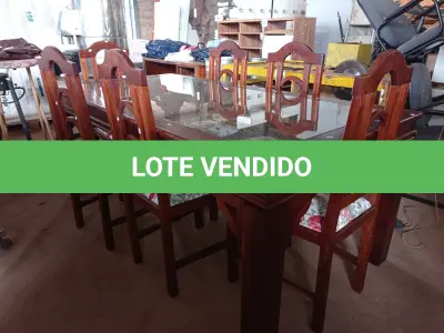 LOTE 482 - 01 MESA DE JANTAR COM TAMPO DE VIDRO E 06 CADEIRAS. (NO ESTADO) ATENÇÃO! FAZER A VISITAÇÃO ANTES DE ARREMATAR, NÃO SABEMOS SE FUNCIONA. LEILÃO NÃO TEM GARANTIA E NEM DEVOLUÇÃO, SUJEITO A POSSÍVEIS AVARIAS VISÍVEIS/OCULTAS E/OU AUSÊNCIA DE COMPONENTES.
