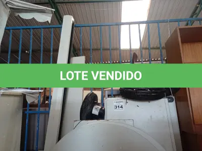 LOTE 314 - 01 LOTE COM VÁRIOS TAMPOS DE MESA, 02 VENTILADORES E 01 TELA DE PROJEÇÃO MARCAS E MODELOS DIVERSOS. (NO ESTADO) ATENÇÃO! FAZER A VISITAÇÃO ANTES DE ARREMATAR, NÃO SABEMOS SE FUNCIONA. LEILÃO NÃO TEM GARANTIA E NEM DEVOLUÇÃO, SUJEITO A POSSÍVEIS AVARIAS VISÍVEIS/OCULTAS E/OU AUSÊNCIA DE COMPONENTES.