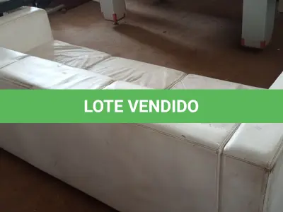 LOTE 493 - 01 SOFÁ DE 03 LUGARES. (NO ESTADO) ATENÇÃO! FAZER A VISITAÇÃO ANTES DE ARREMATAR, NÃO SABEMOS SE FUNCIONA. LEILÃO NÃO TEM GARANTIA E NEM DEVOLUÇÃO, SUJEITO A POSSÍVEIS AVARIAS VISÍVEIS/OCULTAS E/OU AUSÊNCIA DE COMPONENTES.