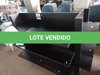 LOTE 455 - 01 GONDOLA EXPOSITORA EM MADEIRA. (NO ESTADO) ATENÇÃO! FAZER A VISITAÇÃO ANTES DE ARREMATAR, NÃO SABEMOS SE FUNCIONA. LEILÃO NÃO TEM GARANTIA E NEM DEVOLUÇÃO, SUJEITO A POSSÍVEIS AVARIAS VISÍVEIS/OCULTAS E/OU AUSÊNCIA DE COMPONENTES.