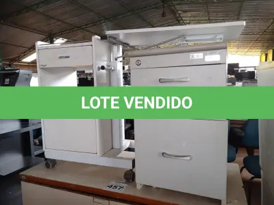 LOTE 457 - 01 ARMÁRIO BAIXO, 02 GAVETEIROS E 01 CARRINHO COM BANDEJA ELEVATÓRIA. (NO ESTADO) ATENÇÃO! FAZER A VISITAÇÃO ANTES DE ARREMATAR, NÃO SABEMOS SE FUNCIONA. LEILÃO NÃO TEM GARANTIA E NEM DEVOLUÇÃO, SUJEITO A POSSÍVEIS AVARIAS VISÍVEIS/OCULTAS E/OU AUSÊNCIA DE COMPONENTES.