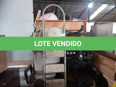 LOTE 470 - 01 PAINEL EM MADEIRA, 01 ESCADA, 03 EXTINTORES E VÁRIAS CADEIRAS MARCAS E MODELOS DIVERSOS. (NO ESTADO) ATENÇÃO! FAZER A VISITAÇÃO ANTES DE ARREMATAR, NÃO SABEMOS SE FUNCIONA. LEILÃO NÃO TEM GARANTIA E NEM DEVOLUÇÃO, SUJEITO A POSSÍVEIS AVARIAS VISÍVEIS/OCULTAS E/OU AUSÊNCIA DE COMPONENTES.