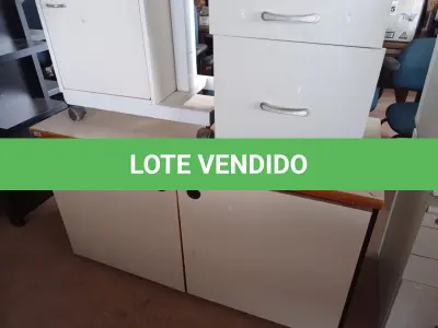 LOTE 457 - 01 ARMÁRIO BAIXO, 02 GAVETEIROS E 01 CARRINHO COM BANDEJA ELEVATÓRIA. (NO ESTADO) ATENÇÃO! FAZER A VISITAÇÃO ANTES DE ARREMATAR, NÃO SABEMOS SE FUNCIONA. LEILÃO NÃO TEM GARANTIA E NEM DEVOLUÇÃO, SUJEITO A POSSÍVEIS AVARIAS VISÍVEIS/OCULTAS E/OU AUSÊNCIA DE COMPONENTES.
