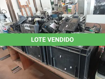 LOTE 258 - 03 CAIXAS COM VÁRIOS APARELHOS DE TELEFONE E ELETRÔNICOS DIVERSOS. (NO ESTADO) ATENÇÃO! FAZER A VISITAÇÃO ANTES DE ARREMATAR, NÃO SABEMOS SE FUNCIONA. LEILÃO NÃO TEM GARANTIA E NEM DEVOLUÇÃO, SUJEITO A POSSÍVEIS AVARIAS VISÍVEIS/OCULTAS E/OU AUSÊNCIA DE COMPONENTES.