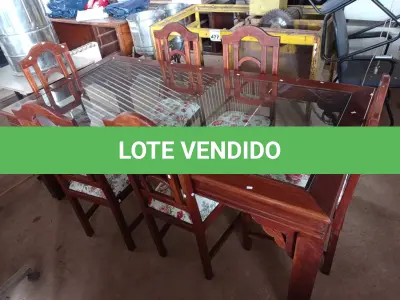 LOTE 482 - 01 MESA DE JANTAR COM TAMPO DE VIDRO E 06 CADEIRAS. (NO ESTADO) ATENÇÃO! FAZER A VISITAÇÃO ANTES DE ARREMATAR, NÃO SABEMOS SE FUNCIONA. LEILÃO NÃO TEM GARANTIA E NEM DEVOLUÇÃO, SUJEITO A POSSÍVEIS AVARIAS VISÍVEIS/OCULTAS E/OU AUSÊNCIA DE COMPONENTES.