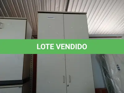 LOTE 494 - 01 ARMÁRIO ALTO EM MADEIRA. (NO ESTADO) ATENÇÃO! FAZER A VISITAÇÃO ANTES DE ARREMATAR, NÃO SABEMOS SE FUNCIONA. LEILÃO NÃO TEM GARANTIA E NEM DEVOLUÇÃO, SUJEITO A POSSÍVEIS AVARIAS VISÍVEIS/OCULTAS E/OU AUSÊNCIA DE COMPONENTES.
