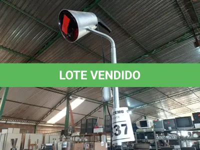 LOTE 337 - 01 LUMIARIA COM SUPORTE. (NO ESTADO) ATENÇÃO! FAZER A VISITAÇÃO ANTES DE ARREMATAR, NÃO SABEMOS SE FUNCIONA. LEILÃO NÃO TEM GARANTIA E NEM DEVOLUÇÃO, SUJEITO A POSSÍVEIS AVARIAS VISÍVEIS/OCULTAS E/OU AUSÊNCIA DE COMPONENTES.