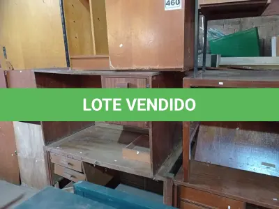 LOTE 460 - 05 MESAS E 01 ARMÁRIO BAIXO EM MADEIRA. (NO ESTADO) ATENÇÃO! FAZER A VISITAÇÃO ANTES DE ARREMATAR, NÃO SABEMOS SE FUNCIONA. LEILÃO NÃO TEM GARANTIA E NEM DEVOLUÇÃO, SUJEITO A POSSÍVEIS AVARIAS VISÍVEIS/OCULTAS E/OU AUSÊNCIA DE COMPONENTES.