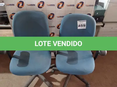 LOTE 459 - 02 CADEIRAS DE ESCRITÓRIO COM BASE GIRATÓRIA. (NO ESTADO) ATENÇÃO! FAZER A VISITAÇÃO ANTES DE ARREMATAR, NÃO SABEMOS SE FUNCIONA. LEILÃO NÃO TEM GARANTIA E NEM DEVOLUÇÃO, SUJEITO A POSSÍVEIS AVARIAS VISÍVEIS/OCULTAS E/OU AUSÊNCIA DE COMPONENTES.