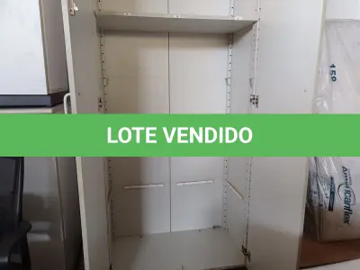 LOTE 494 - 01 ARMÁRIO ALTO EM MADEIRA. (NO ESTADO) ATENÇÃO! FAZER A VISITAÇÃO ANTES DE ARREMATAR, NÃO SABEMOS SE FUNCIONA. LEILÃO NÃO TEM GARANTIA E NEM DEVOLUÇÃO, SUJEITO A POSSÍVEIS AVARIAS VISÍVEIS/OCULTAS E/OU AUSÊNCIA DE COMPONENTES.
