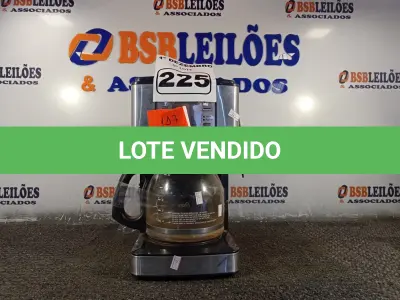 LOTE 225 - 01 CAFETEIRA MARCA OSTER 220V. (NO ESTADO) ATENÇÃO! FAZER A VISITAÇÃO ANTES DE ARREMATAR, NÃO SABEMOS SE FUNCIONA. LEILÃO NÃO TEM GARANTIA E NEM DEVOLUÇÃO, SUJEITO A POSSÍVEIS AVARIAS VISÍVEIS/OCULTAS E/OU AUSÊNCIA DE COMPONENTES.