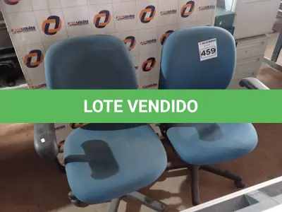 LOTE 459 - 02 CADEIRAS DE ESCRITÓRIO COM BASE GIRATÓRIA. (NO ESTADO) ATENÇÃO! FAZER A VISITAÇÃO ANTES DE ARREMATAR, NÃO SABEMOS SE FUNCIONA. LEILÃO NÃO TEM GARANTIA E NEM DEVOLUÇÃO, SUJEITO A POSSÍVEIS AVARIAS VISÍVEIS/OCULTAS E/OU AUSÊNCIA DE COMPONENTES.