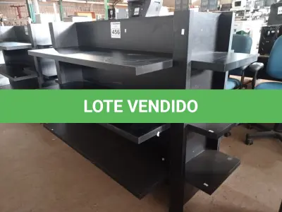 LOTE 456 - 01 GONDOLA EXPOSITORA EM MADEIRA. (NO ESTADO) ATENÇÃO! FAZER A VISITAÇÃO ANTES DE ARREMATAR, NÃO SABEMOS SE FUNCIONA. LEILÃO NÃO TEM GARANTIA E NEM DEVOLUÇÃO, SUJEITO A POSSÍVEIS AVARIAS VISÍVEIS/OCULTAS E/OU AUSÊNCIA DE COMPONENTES.