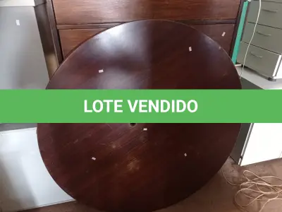 LOTE 381 - 01 MESA REDONDA E 01 ARMÁRIO EM MADEIRA. (NO ESTADO) ATENÇÃO! FAZER A VISITAÇÃO ANTES DE ARREMATAR, NÃO SABEMOS SE FUNCIONA. LEILÃO NÃO TEM GARANTIA E NEM DEVOLUÇÃO, SUJEITO A POSSÍVEIS AVARIAS VISÍVEIS/OCULTAS E/OU AUSÊNCIA DE COMPONENTES.
