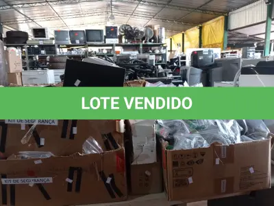 LOTE 333 - 01 COFRE, VÁRIOS APARELHOS DE TELEFONE, VÁRIOS RECORTES DE CABO DE AÇO E TUBOS DE SUPER COLA E PERIFÉRICOS DIVERSOS. (NO ESTADO) ATENÇÃO! FAZER A VISITAÇÃO ANTES DE ARREMATAR, NÃO SABEMOS SE FUNCIONA. LEILÃO NÃO TEM GARANTIA E NEM DEVOLUÇÃO, SUJEITO A POSSÍVEIS AVARIAS VISÍVEIS/OCULTAS E/OU AUSÊNCIA DE COMPONENTES.