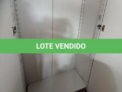 LOTE 511 - 01 ARMÁRIO ALTO EM MADEIRA. (NO ESTADO) ATENÇÃO! FAZER A VISITAÇÃO ANTES DE ARREMATAR, NÃO SABEMOS SE FUNCIONA. LEILÃO NÃO TEM GARANTIA E NEM DEVOLUÇÃO, SUJEITO A POSSÍVEIS AVARIAS VISÍVEIS/OCULTAS E/OU AUSÊNCIA DE COMPONENTES.