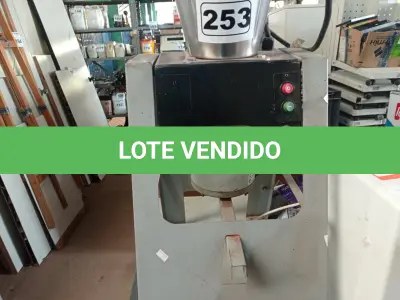 LOTE 253 - 01 LIQUIDIFICADOR BASCULANTE. (NO ESTADO) ATENÇÃO! FAZER A VISITAÇÃO ANTES DE ARREMATAR, NÃO SABEMOS SE FUNCIONA. LEILÃO NÃO TEM GARANTIA E NEM DEVOLUÇÃO, SUJEITO A POSSÍVEIS AVARIAS VISÍVEIS/OCULTAS E/OU AUSÊNCIA DE COMPONENTES.