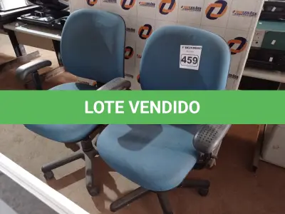 LOTE 459 - 02 CADEIRAS DE ESCRITÓRIO COM BASE GIRATÓRIA. (NO ESTADO) ATENÇÃO! FAZER A VISITAÇÃO ANTES DE ARREMATAR, NÃO SABEMOS SE FUNCIONA. LEILÃO NÃO TEM GARANTIA E NEM DEVOLUÇÃO, SUJEITO A POSSÍVEIS AVARIAS VISÍVEIS/OCULTAS E/OU AUSÊNCIA DE COMPONENTES.