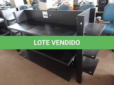 LOTE 456 - 01 GONDOLA EXPOSITORA EM MADEIRA. (NO ESTADO) ATENÇÃO! FAZER A VISITAÇÃO ANTES DE ARREMATAR, NÃO SABEMOS SE FUNCIONA. LEILÃO NÃO TEM GARANTIA E NEM DEVOLUÇÃO, SUJEITO A POSSÍVEIS AVARIAS VISÍVEIS/OCULTAS E/OU AUSÊNCIA DE COMPONENTES.
