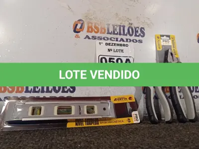 LOTE 050 - 01 NÍVEL DE MÃO, 01 ALICATE UNIVERSAL E 01 ALICATE DE CORTE. (NO ESTADO) ATENÇÃO! FAZER A VISITAÇÃO ANTES DE ARREMATAR, NÃO SABEMOS SE FUNCIONA. LEILÃO NÃO TEM GARANTIA E NEM DEVOLUÇÃO, SUJEITO A POSSÍVEIS AVARIAS VISÍVEIS/OCULTAS E/OU AUSÊNCIA DE COMPONENTES.