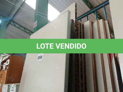 LOTE 252 - 01 LOTE COM VÁRIAS PORTAS E RECORTES DE DIVISÓRIA. (NO ESTADO) ATENÇÃO! FAZER A VISITAÇÃO ANTES DE ARREMATAR, NÃO SABEMOS SE FUNCIONA. LEILÃO NÃO TEM GARANTIA E NEM DEVOLUÇÃO, SUJEITO A POSSÍVEIS AVARIAS VISÍVEIS/OCULTAS E/OU AUSÊNCIA DE COMPONENTES.