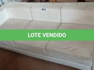 LOTE 493 - 01 SOFÁ DE 03 LUGARES. (NO ESTADO) ATENÇÃO! FAZER A VISITAÇÃO ANTES DE ARREMATAR, NÃO SABEMOS SE FUNCIONA. LEILÃO NÃO TEM GARANTIA E NEM DEVOLUÇÃO, SUJEITO A POSSÍVEIS AVARIAS VISÍVEIS/OCULTAS E/OU AUSÊNCIA DE COMPONENTES.