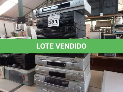 LOTE 261 - 05 VIDEOCASSETES E 04 APARELHOS DE DVD MARCAS E MODELOS DIVERSOS. (NO ESTADO) ATENÇÃO! FAZER A VISITAÇÃO ANTES DE ARREMATAR, NÃO SABEMOS SE FUNCIONA. LEILÃO NÃO TEM GARANTIA E NEM DEVOLUÇÃO, SUJEITO A POSSÍVEIS AVARIAS VISÍVEIS/OCULTAS E/OU AUSÊNCIA DE COMPONENTES.