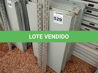 LOTE 529 - 01 ESTANTE DE AÇO COM 08 PRATELEIRAS. (NO ESTADO) ATENÇÃO! FAZER A VISITAÇÃO ANTES DE ARREMATAR, NÃO SABEMOS SE FUNCIONA. LEILÃO NÃO TEM GARANTIA E NEM DEVOLUÇÃO, SUJEITO A POSSÍVEIS AVARIAS VISÍVEIS/OCULTAS E/OU AUSÊNCIA DE COMPONENTES.
