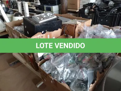 LOTE 333 - 01 COFRE, VÁRIOS APARELHOS DE TELEFONE, VÁRIOS RECORTES DE CABO DE AÇO E TUBOS DE SUPER COLA E PERIFÉRICOS DIVERSOS. (NO ESTADO) ATENÇÃO! FAZER A VISITAÇÃO ANTES DE ARREMATAR, NÃO SABEMOS SE FUNCIONA. LEILÃO NÃO TEM GARANTIA E NEM DEVOLUÇÃO, SUJEITO A POSSÍVEIS AVARIAS VISÍVEIS/OCULTAS E/OU AUSÊNCIA DE COMPONENTES.