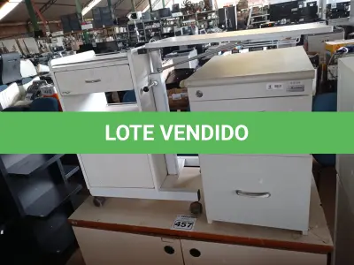 LOTE 457 - 01 ARMÁRIO BAIXO, 02 GAVETEIROS E 01 CARRINHO COM BANDEJA ELEVATÓRIA. (NO ESTADO) ATENÇÃO! FAZER A VISITAÇÃO ANTES DE ARREMATAR, NÃO SABEMOS SE FUNCIONA. LEILÃO NÃO TEM GARANTIA E NEM DEVOLUÇÃO, SUJEITO A POSSÍVEIS AVARIAS VISÍVEIS/OCULTAS E/OU AUSÊNCIA DE COMPONENTES.