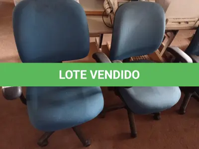 LOTE 490 - 02 CADEIRAS DE ESCRITÓRIO COM BASE GIRATÓRIA. (NO ESTADO) ATENÇÃO! FAZER A VISITAÇÃO ANTES DE ARREMATAR, NÃO SABEMOS SE FUNCIONA. LEILÃO NÃO TEM GARANTIA E NEM DEVOLUÇÃO, SUJEITO A POSSÍVEIS AVARIAS VISÍVEIS/OCULTAS E/OU AUSÊNCIA DE COMPONENTES.